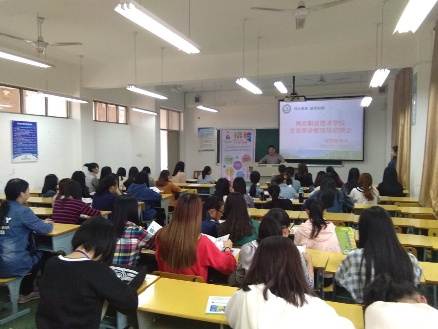 招聘会现场照片4.jpg