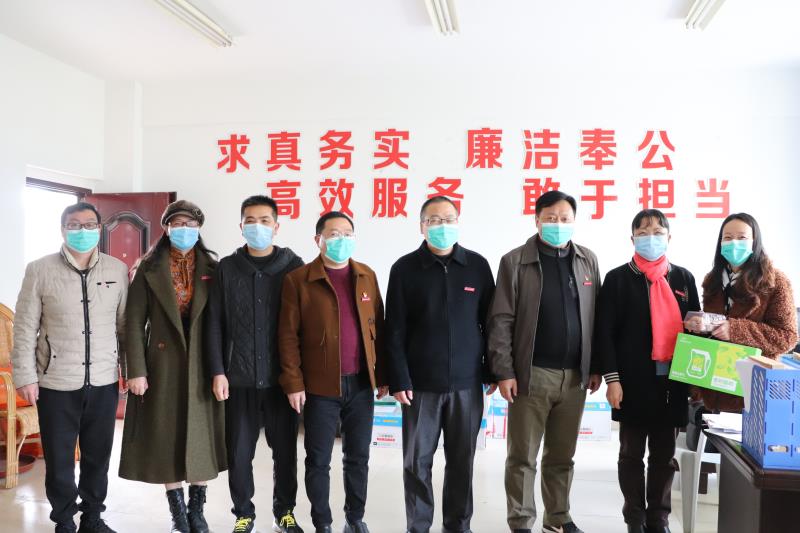慰问坚守岗位的女干部.jpg