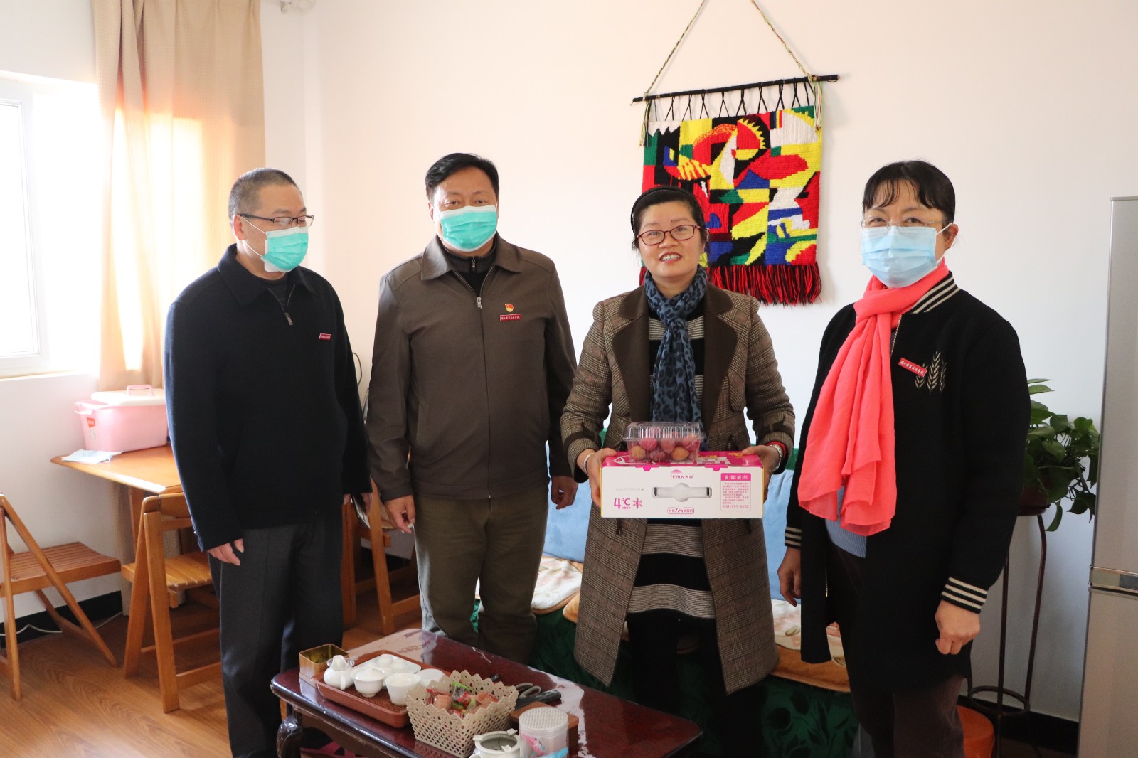 慰问在宅家抗疫的女教师.jpg