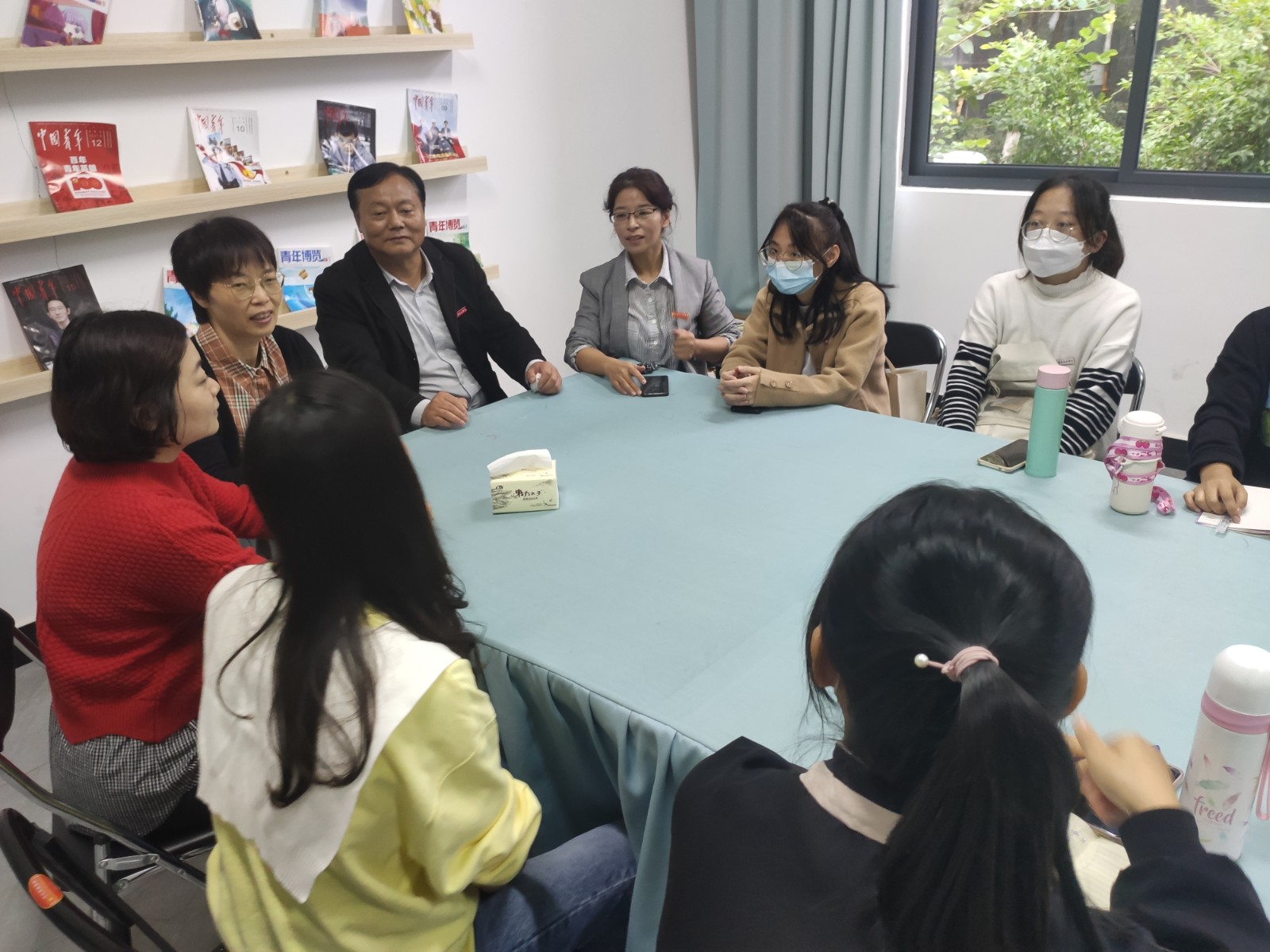 谢书记与见习学生座谈.jpg