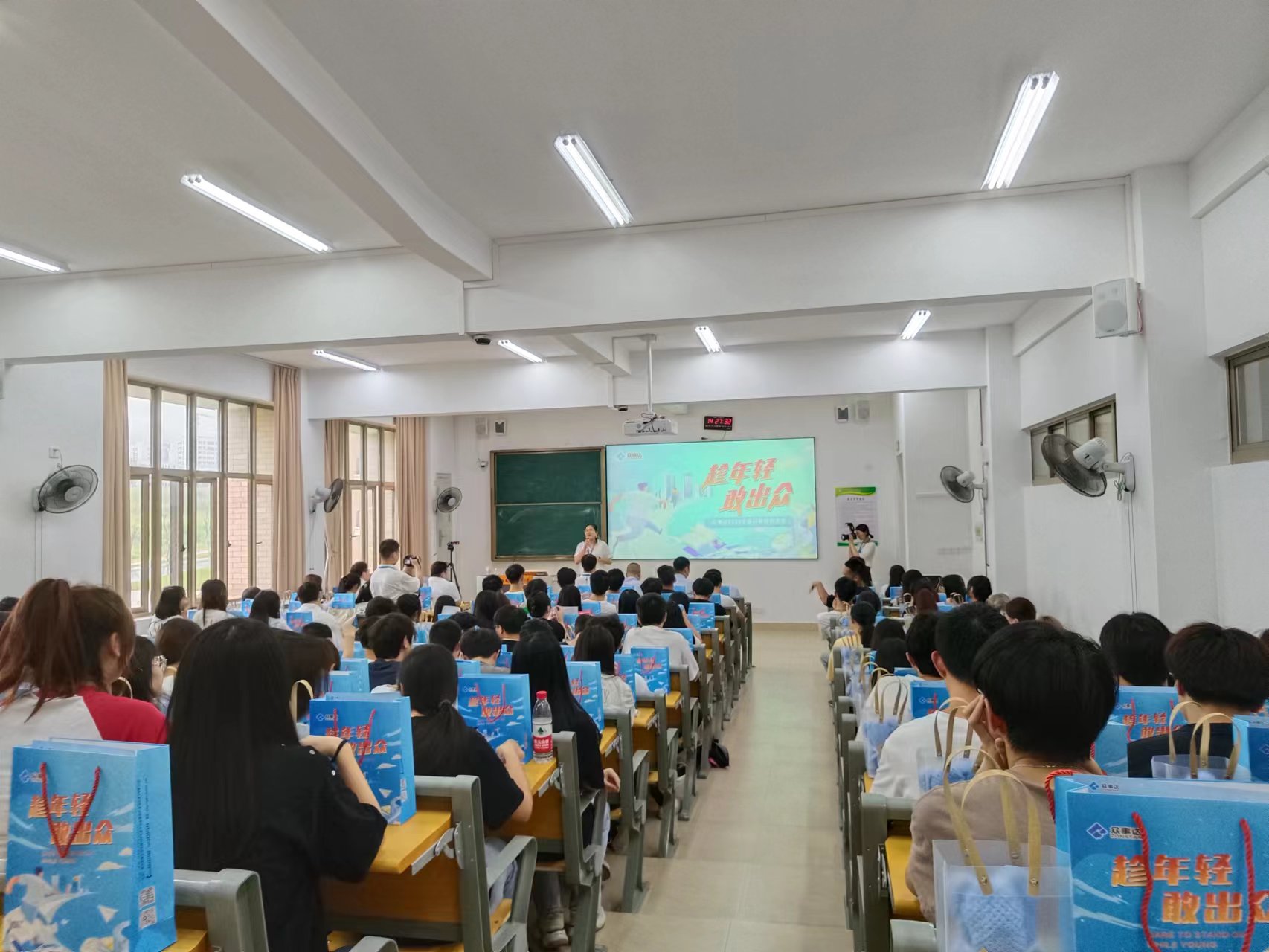 企业宣讲.jpg 企业宣讲.jpg