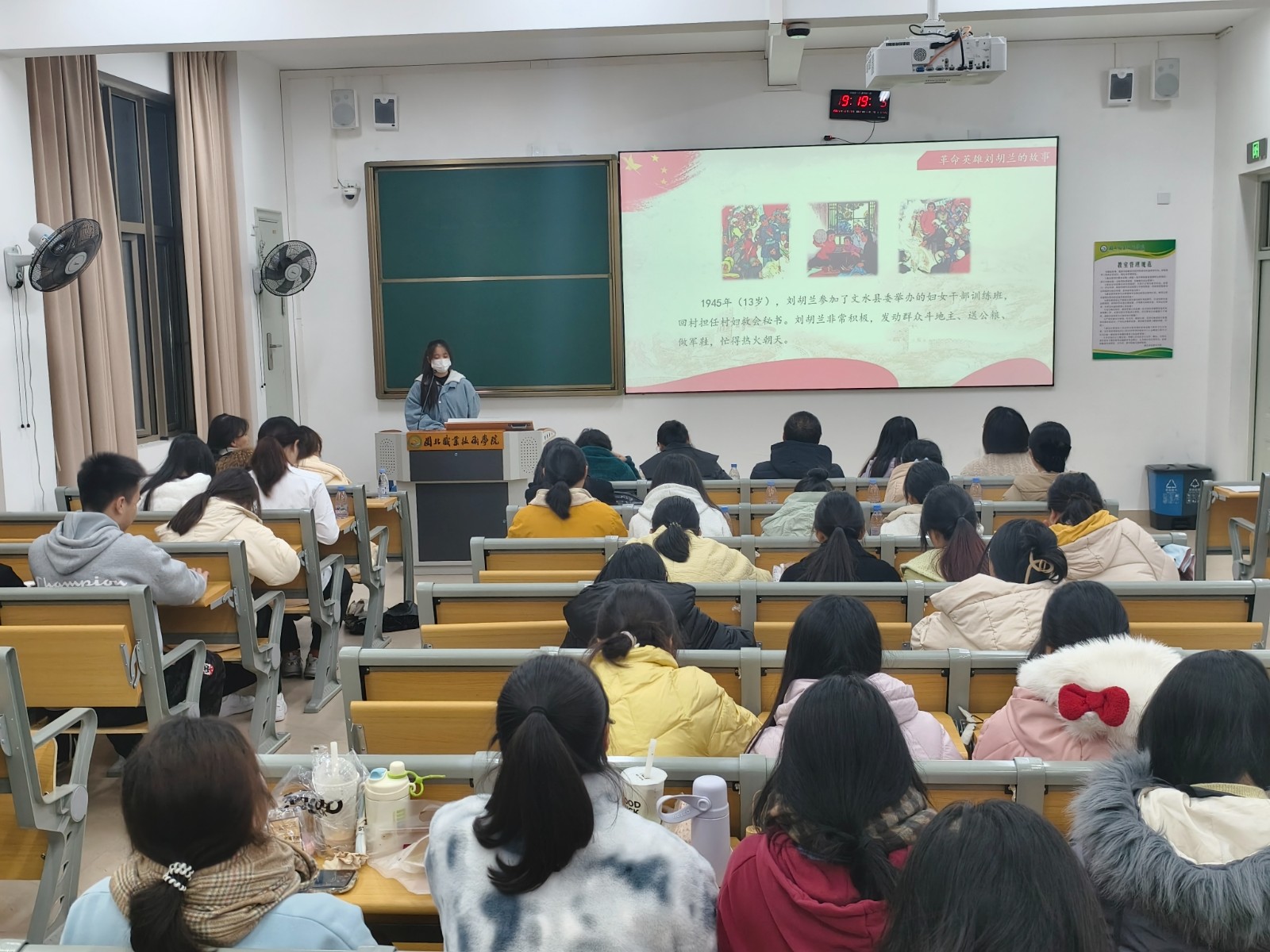 讲红色故事1.jpg